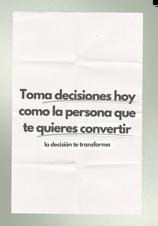 Mensaje motivacional que dice toma decisiones hoy como la persona que te quieres convertir